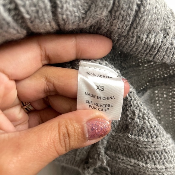 BIN#5 - XSMALL Fashion Nova Cropped Gray Sweater - Picture 4 of 12